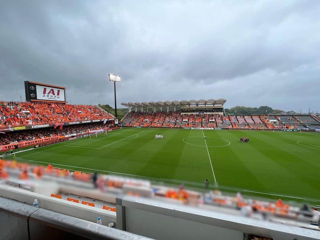 のインスタグラム：「・ ・ 【J2第14節 清水エスパルス9-1いわきFC◯】  雨の中で応援し続けたサポーターに、 選手達が大量得点で応えたゲーム！ 超ゴールラッシュとなった連休最終日でした！  ・中山選手ハットトリック(プロ初！)＆1アシスト ・北爪選手3アシスト(3アシストは初だそう！) ・サンタナ選手ハットトリック ・乾選手1ゴール3アシスト などなどクラブ史上最多得点での勝利となりました⚽️  今日で7位になり、首位との勝ち点差は「8」 得点数と得失点差はリーグ1位に。  次節は藤枝MYFCとの静岡三国決戦です🟠⚔🟣  #Jリーグ #spulse#静岡#清水#エスパルス#静岡三国決戦 #いわきFC#福島#いわき」