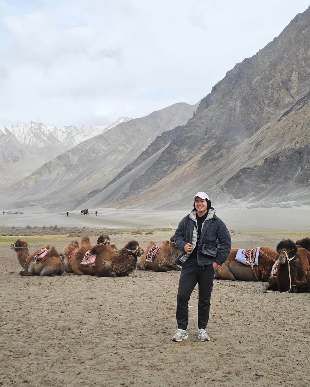 アイス・サランユーのインスタグラム：「Day 4 in Leh Ladakh be like 🤍 วันนี้สถานที่หลากหลายครับ แม่น้ำ ภูเขา ทะเลทราย  หมู่บ้าน Turtuk พรหมแดนอินเดีย-ปากีฯ เด็กๆที่นี่เลยหน้าตาผสมๆหน่อยน่ารักทุกคน เจอคนหนึ่งคล้ายณเดชเลย 😄 #lehladakh #india  #icesarunyuaroundtheworld」