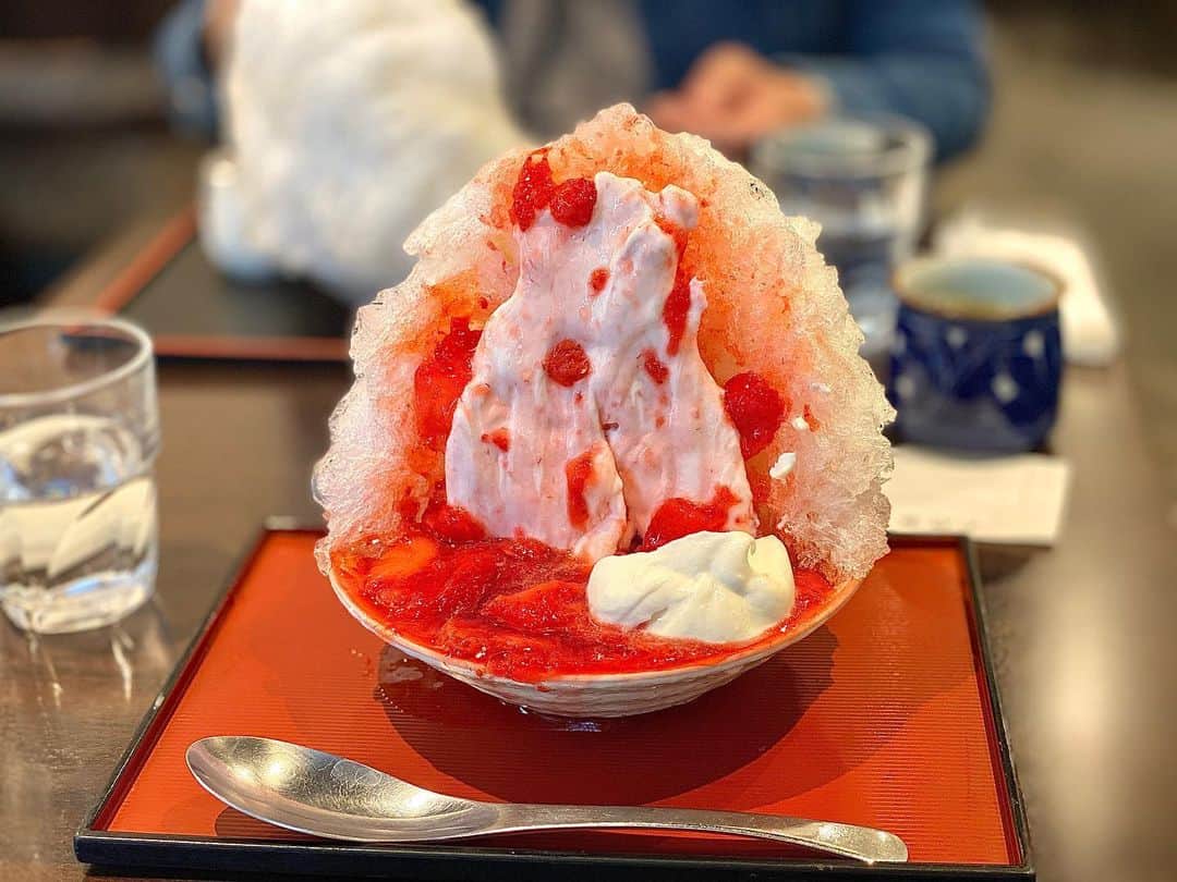 辻ゆかのインスタグラム：「🍓 GWはまみーと かき氷を食べに😏  私はいちご豆乳クリーム まみーは甘酒(青梅)でした!!  みんなもぜひ、、!!  #志むら #志むらのかき氷 #目白カフェ #かき氷巡り」