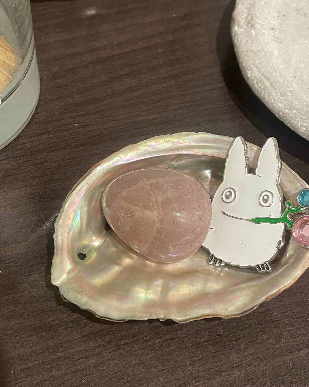 大和田南那さんのインスタグラム写真 - (大和田南那Instagram)「お気に入り達~♡♡  妹に誕生日にもらった花瓶には いつも頂いたお花や気分の子達を💐 あとは甥っ子が描いてくれた絵と 自分で作ったラグミラー🪞✨  キャンドル達は亜衿、涼花、おばあちゃんがくれたもの🕯️💞💞  さきさんからのパロサントセット、 ママと京都に行った時の一輪挿し🪷 一つ前の投稿で紹介したクリスタルはロケ先で頂いた綺麗な貝殻にのせてます🐚  新入りのパキラの名前はまなぶ君🪴♡笑  実は自分のアクスタも飾っています🐇🐇  思い出が詰まったこの場所がお気に入りで癒される…♡ またお気に入りが増えたら紹介する~！まなぶ君の成長もね😆」5月7日 21時45分 - nanaowada_official