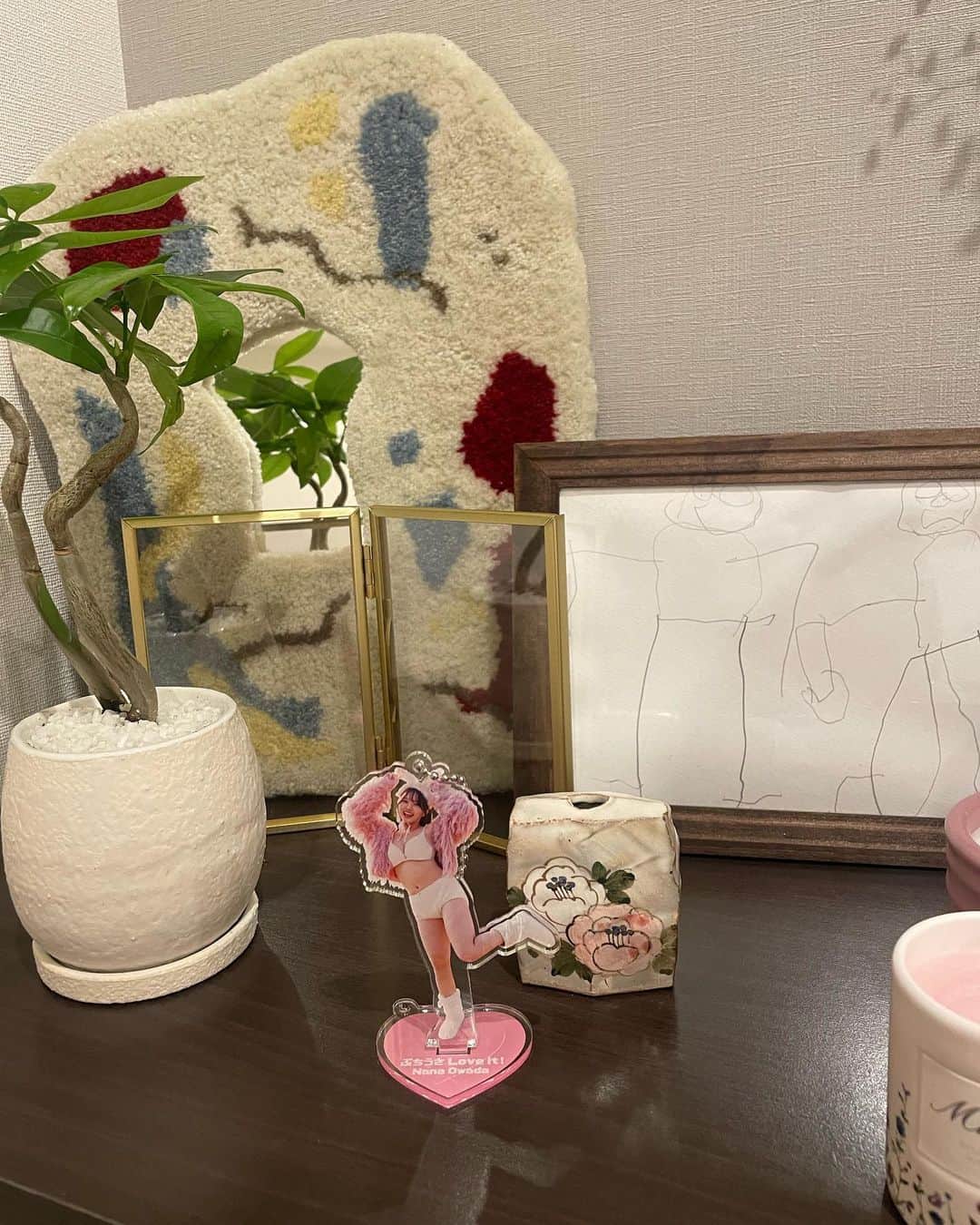 大和田南那さんのインスタグラム写真 - (大和田南那Instagram)「お気に入り達~♡♡  妹に誕生日にもらった花瓶には いつも頂いたお花や気分の子達を💐 あとは甥っ子が描いてくれた絵と 自分で作ったラグミラー🪞✨  キャンドル達は亜衿、涼花、おばあちゃんがくれたもの🕯️💞💞  さきさんからのパロサントセット、 ママと京都に行った時の一輪挿し🪷 一つ前の投稿で紹介したクリスタルはロケ先で頂いた綺麗な貝殻にのせてます🐚  新入りのパキラの名前はまなぶ君🪴♡笑  実は自分のアクスタも飾っています🐇🐇  思い出が詰まったこの場所がお気に入りで癒される…♡ またお気に入りが増えたら紹介する~！まなぶ君の成長もね😆」5月7日 21時45分 - nanaowada_official