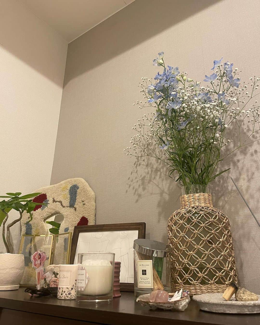 大和田南那のインスタグラム：「お気に入り達~♡♡  妹に誕生日にもらった花瓶には いつも頂いたお花や気分の子達を💐 あとは甥っ子が描いてくれた絵と 自分で作ったラグミラー🪞✨  キャンドル達は亜衿、涼花、おばあちゃんがくれたもの🕯️💞💞  さきさんからのパロサントセット、 ママと京都に行った時の一輪挿し🪷 一つ前の投稿で紹介したクリスタルはロケ先で頂いた綺麗な貝殻にのせてます🐚  新入りのパキラの名前はまなぶ君🪴♡笑  実は自分のアクスタも飾っています🐇🐇  思い出が詰まったこの場所がお気に入りで癒される…♡ またお気に入りが増えたら紹介する~！まなぶ君の成長もね😆」