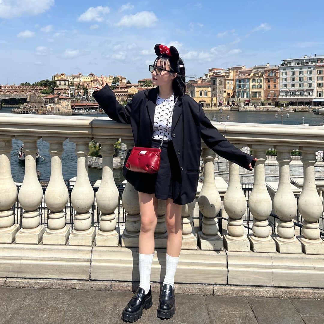 河崎みーなのインスタグラム：「Disney１週間コーデまとめ🐭❤️✨  お気に入りディズニーコーデ7選まとめてみたよ❣️ ▶︎何番目のコーデが好き??💭  この投稿保存してディズニー行った時の参考にしてねっ🫶🏻 . . .」