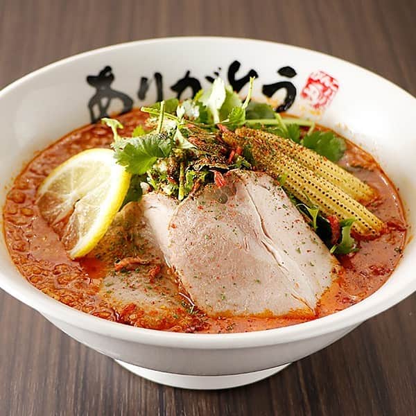 新横浜ラーメン博物館(ramen museum)のインスタグラム：「＼5月9日・10日開催！／ ラー博倶楽部の日＠野方ホープ1994  5月の会員限定メニューは『あの銘店をもう一度』94年組シリーズ・第2弾「野方ホープ1994」より、「野方ホープ うまから麺」をご提供いたします。  【メニュー名】 野方ホープ うまから麺　1,200円  本年で創業35年目を迎えた「野方ホープ」。がんこババァとして親しまれた創業者の故・小栗冨美代氏のラーメンに対する情熱に思いを馳せ、創作麺を２日間限定にてお届けします。 唐辛子、生姜、林檎、海老を使った辛味餡と野方ホープの背脂とんこつが合わさったスープは辛さの中に優しい味わいが広がります。 パクチー、レモン、山椒とスパイシーに仕上げた一杯は汗をかきながら食べていただく「初夏」を感じる一杯に仕上げました。 ※トッピングのパクチーは白髪ねぎに変更可能です。  【ラー博倶楽部会員限定メニュー提供時間】 ・2023年5月9日(火)、10日(水) 11:00～20:30L.O.（21:00閉店） ※通常営業と同時にラー博倶楽部会員限定メニューをご提供いたします。  【ご注意事項】 ・両日300食限定のため売り切れになる場合がございます。予めご了承ください。 ・ご利用の際は店頭にてラー博倶楽部カードをご提示ください。 ・当メニューは、ラー博倶楽部会員様とそのお連れ様もご利用頂けます。 ・1,000円食券、ラー博館内ご利用券をご使用いただけます。  イベントの詳細はコチラ https://bit.ly/42uUVTT  #ラー博 #ラーメン博物館 #横浜 #新横浜 #新横浜ラーメン博物館 #ラーメン #ラーメン部 #ラーメン女子 #デート #ラー活 #ラーメンインスタグラム #ramen #raumen #ラー博倶楽部 #ラー博倶楽部の日 #会員限定 #野方ホープ #野方ホープ1994 #野方ホープうまから麺 #うまから麺」