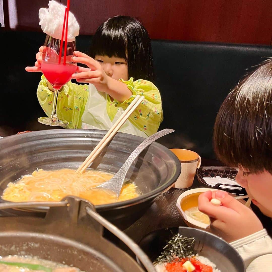 門脇舞以のインスタグラム：「歌舞伎町ランチ🍹 #6歳 #9歳 #スーパーマリオブラザーズムービー  #つるとんたん」