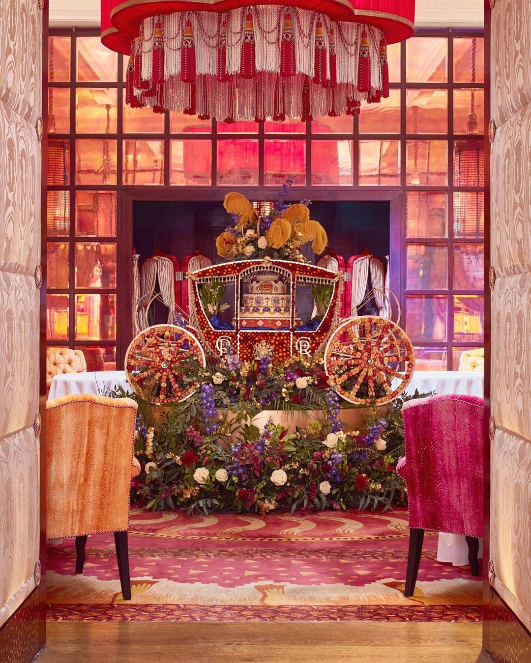 KUNIKAのインスタグラム：「This fairy tale like flower carriage installation until 29th of May at @sketchlondon 's three Michelin stared restaurant @lrl.sketchlondon .  The entrance, the restaurant "The Glade" and the most unique restroom are also decorated with beautiful floral decorations. 🏵️  Photo: @markcocksedge   sketchは5月29日まで、御伽話の中にワープしたかのような美しいお花の装飾が至るところに施されています🧚 私もお客さんとして行きたいなぁ  ちなみに、ベビーカーはレセプションに預けることができ、ベビーもキッズもウェルカムです👶🏻 アフタヌーンティーのキッズメニューがあったり、キッズチェアーのご用意もあります🧸 ロンドンにご旅行される際は、ぜひ前もってオンラインでご予約されるのをお勧めします♡」