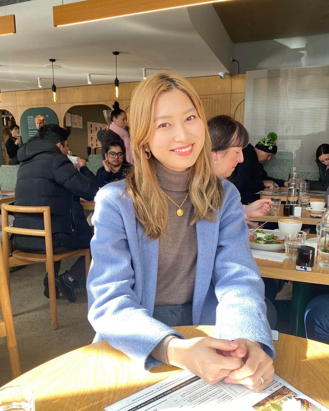 池田沙絵美のインスタグラム：「Ideal Sunday morning in Mel ☀️⛈️☔️🌦️🌈 . メルボルンといえばコーヒーと朝食🍳 珈琲好きなお母さんと妹を連れて　@codeblackcoffee へ☕︎ コーヒーはその日のスペシャルから種類を選べて飲み方も色々。そしてご飯もすごく美味しかった。おしゃれなだけじゃなくて料理として美味しかった。。２人が喜んでくれてなにより☺️　#メルボルン #メルボルンカフェ」
