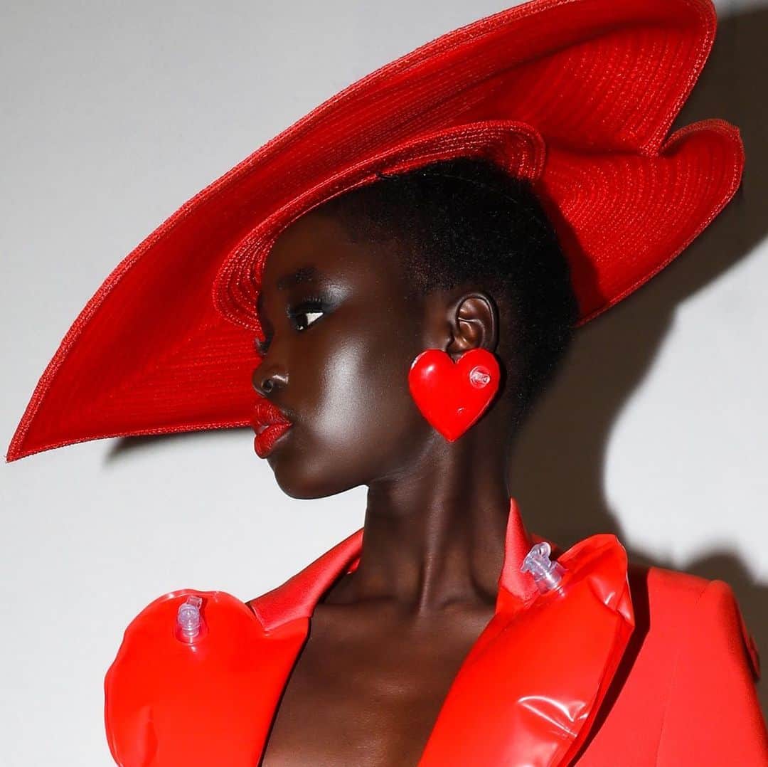 Moschinoのインスタグラム：「Blow-up is the new glow-up.  We’re all for a statement detail. Add a playful touch to any look with inflatable accessories from #MoschinoSS23  Find them all at the link in our bio.」