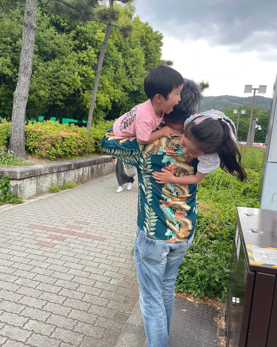 西方凌さんのインスタグラム写真 - (西方凌Instagram)「京都の幼馴染くんと連日遊んで🌳 岡崎公園のフェスで竹水でっぽう作って じぃじとばぁばに会って、 姪っ子(孫)と公園行って、 鴨川の飛び石、何往復も渡って🪨 大好きな人とまたフェス行って😌 遊びに遊んだゴールデンウィークでした🙌   ヘソ出しルック気に入って、 毎日着てました。 お天気で良かった☀️」5月7日 21時50分 - nishikataryo