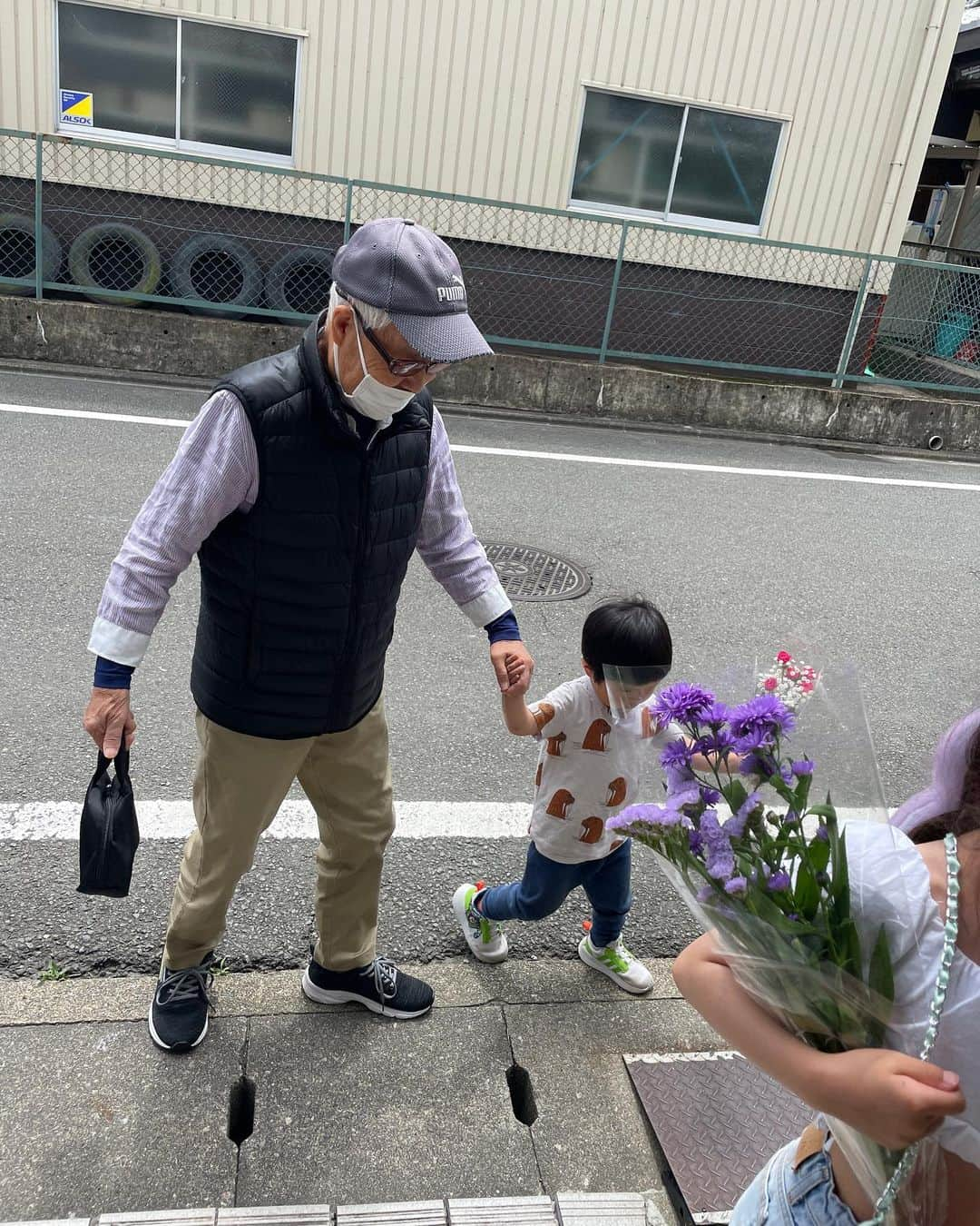 西方凌さんのインスタグラム写真 - (西方凌Instagram)「京都の幼馴染くんと連日遊んで🌳 岡崎公園のフェスで竹水でっぽう作って じぃじとばぁばに会って、 姪っ子(孫)と公園行って、 鴨川の飛び石、何往復も渡って🪨 大好きな人とまたフェス行って😌 遊びに遊んだゴールデンウィークでした🙌   ヘソ出しルック気に入って、 毎日着てました。 お天気で良かった☀️」5月7日 21時50分 - nishikataryo