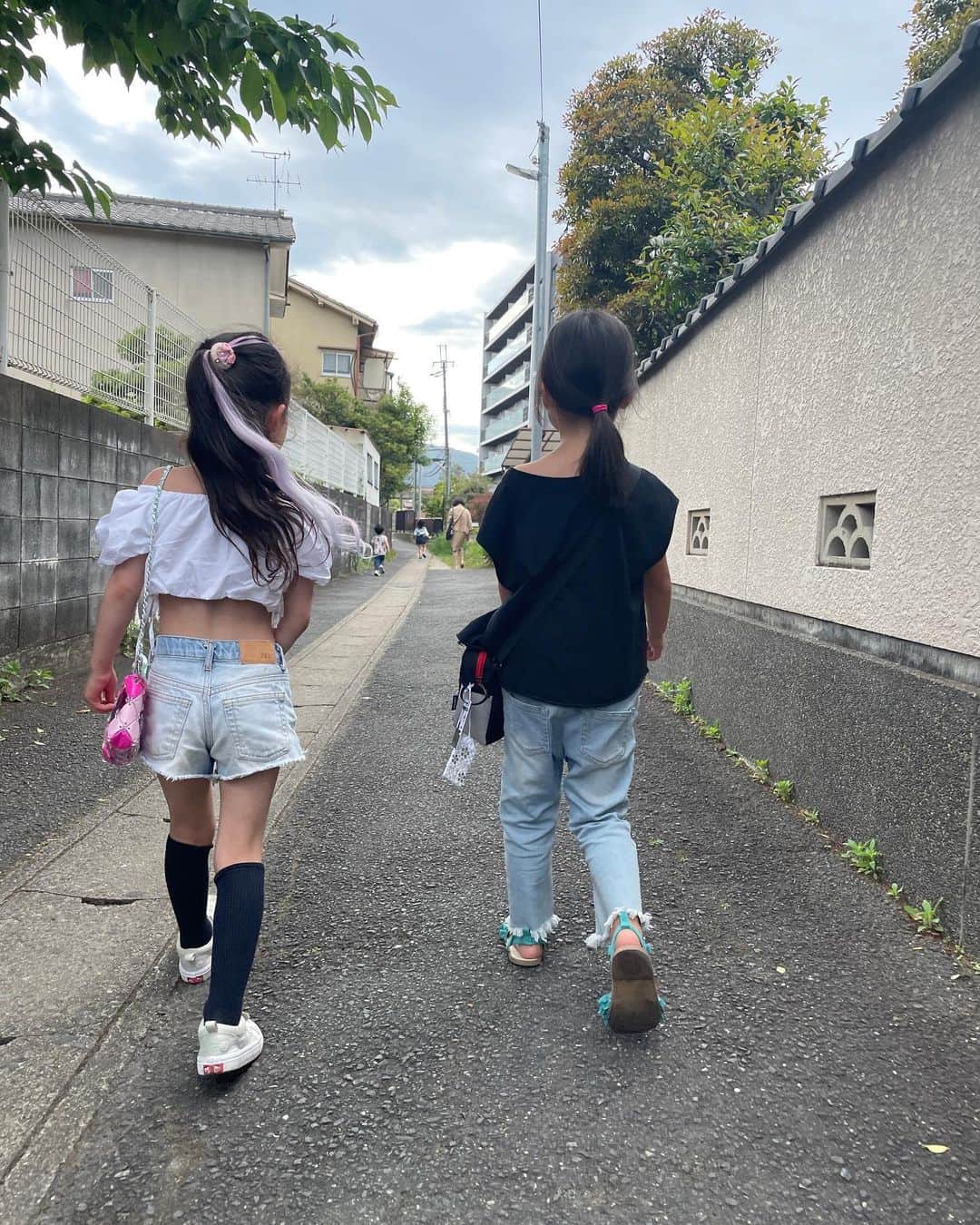 西方凌さんのインスタグラム写真 - (西方凌Instagram)「京都の幼馴染くんと連日遊んで🌳 岡崎公園のフェスで竹水でっぽう作って じぃじとばぁばに会って、 姪っ子(孫)と公園行って、 鴨川の飛び石、何往復も渡って🪨 大好きな人とまたフェス行って😌 遊びに遊んだゴールデンウィークでした🙌   ヘソ出しルック気に入って、 毎日着てました。 お天気で良かった☀️」5月7日 21時50分 - nishikataryo