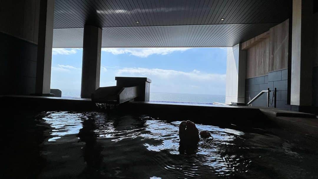 日下裕江さんのインスタグラム写真 - (日下裕江Instagram)「函館湯の川温泉  今回宿泊したのは 『海と灯/ヒューイットリゾート』  最近できたホテル  朝食のビュッフェがかなり豪華で、なかなか予約が取れないんだとか✨  朝から海鮮を選び放題！取り放題！で贅沢すぎて本当驚きました😳‼️  そして、露天風呂のオーシャンビューが最高すぎて感動🥺💕  畳のある檜風呂も五右衛門風呂も付いてて、  もうもう最高✨  サービスも良いし、 また泊まりたいホテルです！  #函館湯の川温泉海と灯ヒューイットリゾート #函館湯の川 #海と灯 #海と灯ヒューイットリゾート #湯の川 #湯の川温泉 #函館 #函館観光 #函館旅行 #北海道」5月7日 21時50分 - hiroe___h