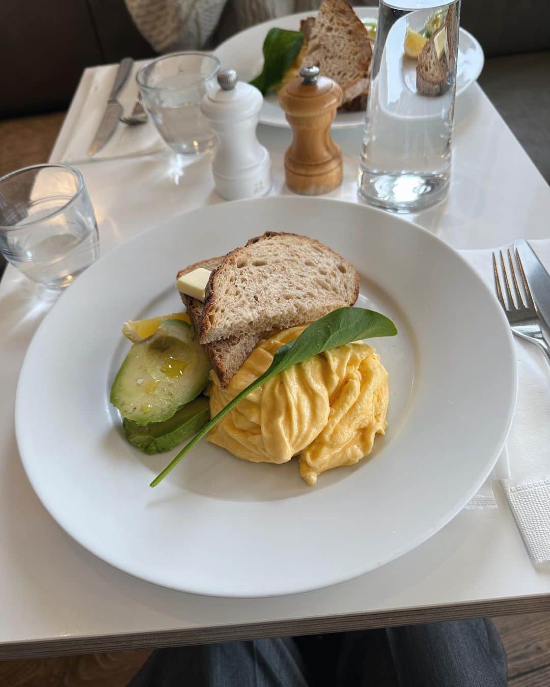 sayocoのインスタグラム：「リアル10年ぶりくらいのbills🍽️🌿💛 スクランブルエッグだけじゃ足りなくない？ とか言って頼む量間違えた😇ｗ  #billsshichirigahama  #七里ヶ浜カフェ #スクランブルエッグ」