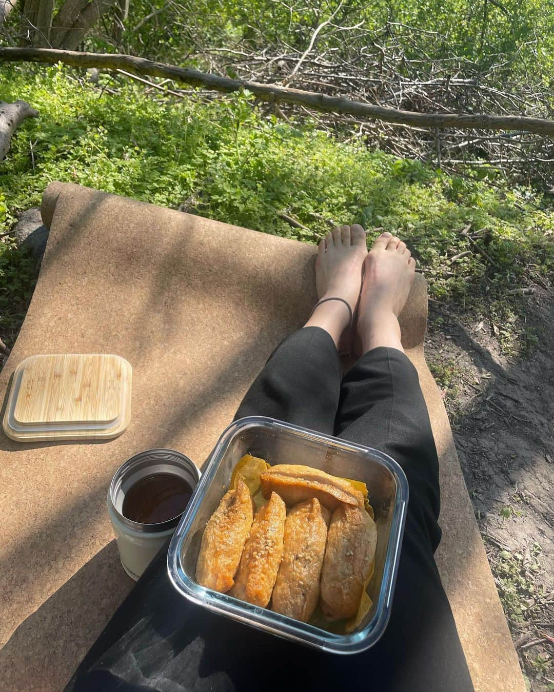 大野南香さんのインスタグラム写真 - (大野南香Instagram)「*Picnic 🍙🌲  Small but lovely picnic day on sunny sunday ☀️🌸 With inari-sushi 🫶  If you know any good places for hiking (preferably accessible from Copenhagen) please let me know ☺️ I wanna go hiking and climb to the top and enjoy Bento!  とっても天気が良かったから さくっと近くでピクニックしてきた☀️ 前の日からわくわくしながらいなり寿司作った〜 いなり寿司たまに食べるとすっごくおいしい☺️ 炊き立ての玄米に すし酢と大学の先生手作りの大葉のゆかりと白ごま混ぜたよ 今回はいなり寿司用の味付きお揚げ買ったから 今度は油揚げ炊くところから挑戦したいな〜  ハイキングにおすすめな 標高が高いところ知っていたら ぜひ教えてください！ お弁当もってハイキングして頂上でたべたい！  #everydayhappy � ☺︎ #picnic #brownrice #玄米 #inarisushi」5月7日 22時01分 - minaka_official