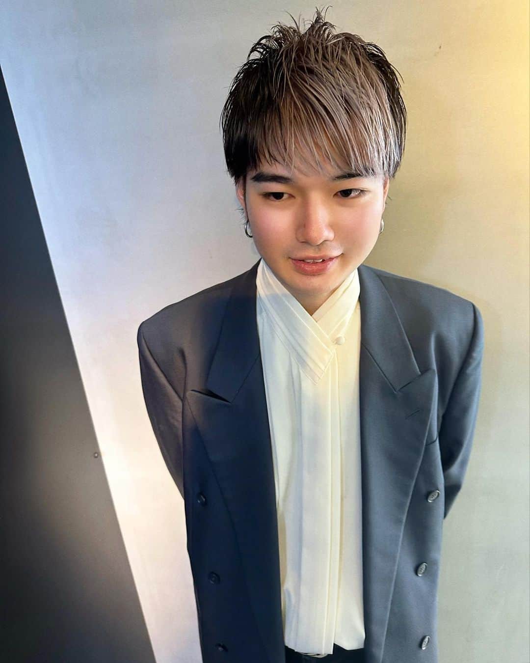 MORIYOSHIのインスタグラム：「MORIYOSHIのご予約はお早めに！ メンズデザイン✂️🎨  似合わせデザインお任せください！  こちらのオススメのメニューはカットハイブリーチカラーになります🙇‍♂️  ブリーチの回数、予約するときのメニュー、料金、色落ちなどわからないことはご気軽にDMにてご相談下さい！」