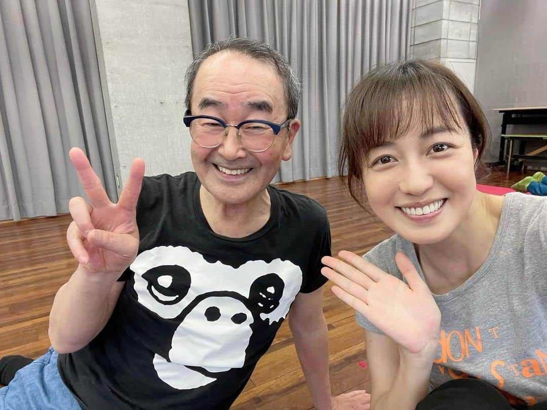 及川奈央さんのインスタグラム写真 - (及川奈央Instagram)「本日のお稽古も終了し、先程帰宅してひと息つきました。   #坂本あきら さんとは、2006年の #志村魂 初演の際に、あきらさんの秘書役で初めて御一緒させて頂きました。  まだ舞台の経験が浅かった私に 「及川君、色々な仕事をしているだろうけど、舞台の仕事も一年に1回でもいいから続けたら良いよ」というお言葉をいただきました。  それ以来、私はそれをずっと守ってきました。(仕事をセーブしていた2017~2021年を除いて。)  その後、2016年の大森カンパニー #いじはり にて再び共演させて頂き、 今回で3回目の共演。  あきらさんのさりげなく掛けてくださる言葉や温かい笑顔にいつも救われています。  SAKURAの稽古は、すべてのネタを頭から通して、修正して、の段階に入っています。  ネタによっては少し掴めたかなと思ったり、新たな発見もあったり。 まだまだ試行錯誤しているネタもあったり。。  悩みながらも、日々前進。 大変だけど、楽しい！ これが、更地。   #更地SAKURA のお稽古を終えてからは #更地18 のお稽古もお手伝い3日目。 私は #田中真弓 さんの代役を、 さえちゃんこと #北澤小枝子 ちゃんは #竹内都子 さんの代役をさせていただいています。  2ネタ、立ち稽古に入りました。 チーム更地18のキャストさんが全員揃ったらどんな感じになるんだろうと、今からワクワクです。  チームSAKURAは明日は稽古オフ。 また明後日から奮闘します！  舞台チケットはこちらから🌸 >>>> https://ticket.corich.jp/apply/252545/007/ ※ストーリーズから飛べます*⋆✈︎   #更地祭 すべてはお客様の笑顔のために。頑張ります！ 是非、ご予約を心よりお待ちしておりますꕤ︎︎·͜· ︎︎」5月7日 21時55分 - naooikawa