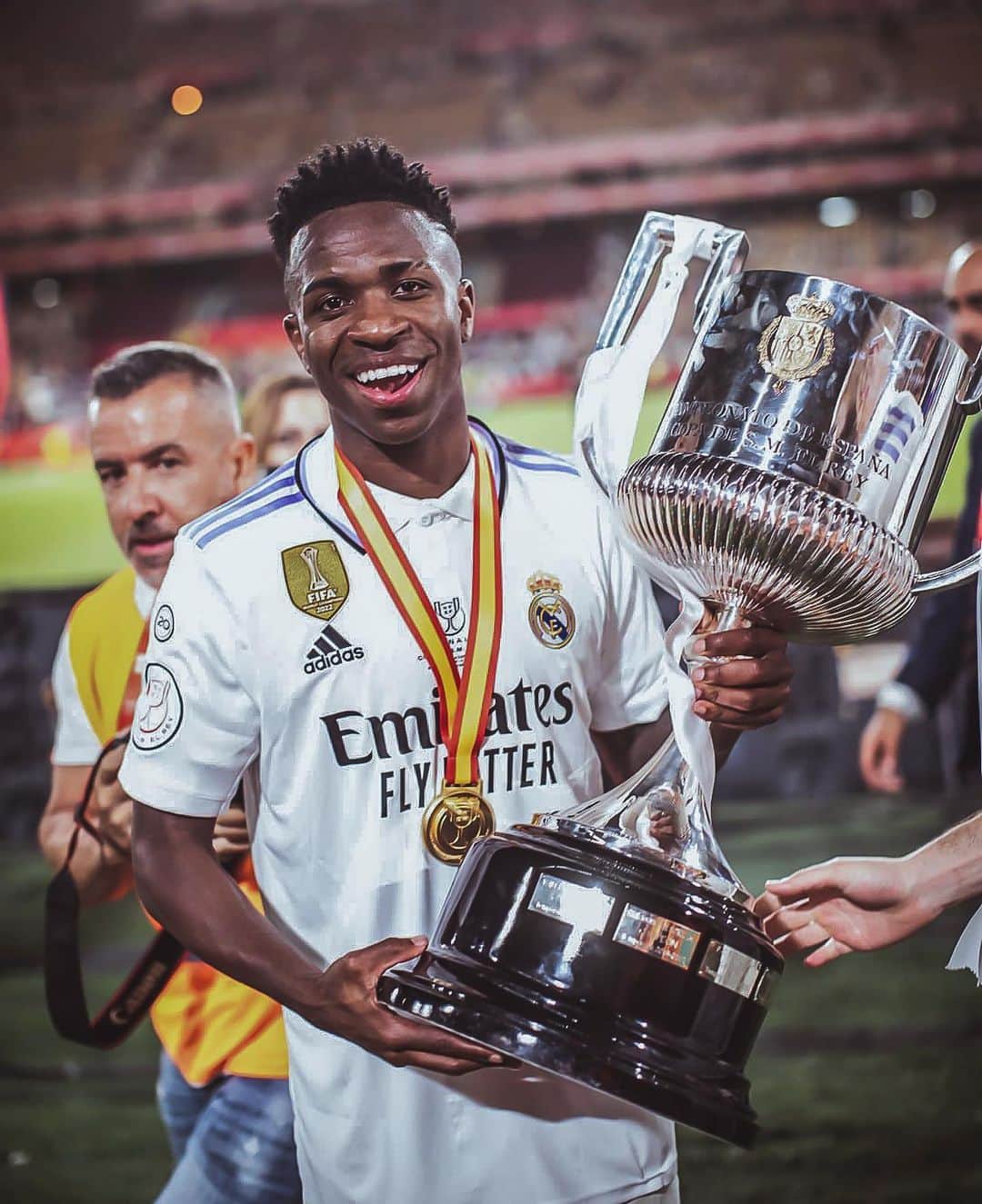 ヴィニシウス・ジュニオールのインスタグラム：「CAMPEONES 🏆🤍 Gloria, Gloria y más Gloria… REAL MADRID 🤍🏆」