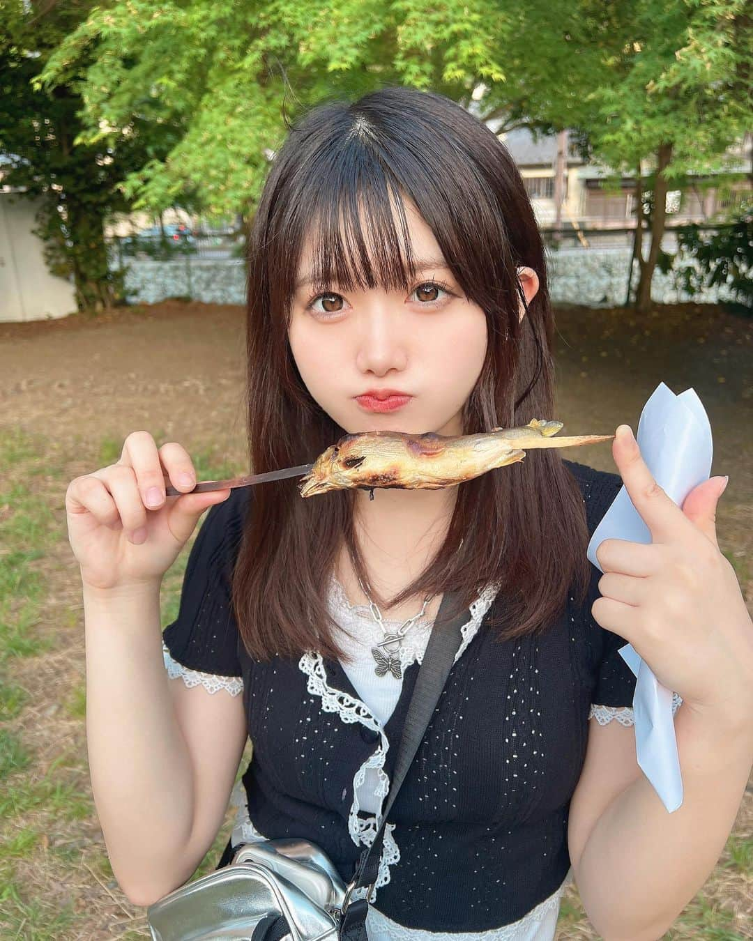 原田珠々華さんのインスタグラム写真 - (原田珠々華Instagram)「🐈🤍  お魚すき🐟  こういう焼き魚たべるの夢だったんだー！うれしかった😚  #虹のコンキスタドール #虹コン #虹コン予科生 #猫 #焼き魚 #屋台 #高尾山 #高尾山グルメ #高尾山登山 #japanese #japanesegirl #girl #japaneseidol #idol #ミディアムヘア #偶像 #偶像练习生 #雰囲気好きな人いいね #いいね返し」5月7日 21時55分 - harada_suzuka