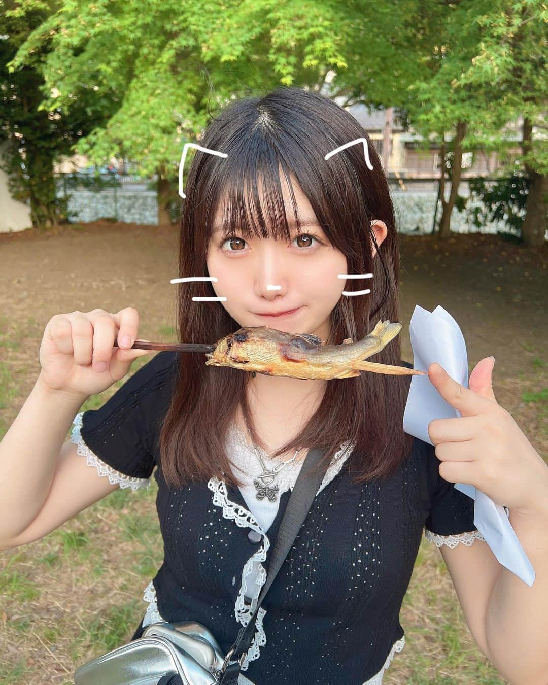 原田珠々華さんのインスタグラム写真 - (原田珠々華Instagram)「🐈🤍  お魚すき🐟  こういう焼き魚たべるの夢だったんだー！うれしかった😚  #虹のコンキスタドール #虹コン #虹コン予科生 #猫 #焼き魚 #屋台 #高尾山 #高尾山グルメ #高尾山登山 #japanese #japanesegirl #girl #japaneseidol #idol #ミディアムヘア #偶像 #偶像练习生 #雰囲気好きな人いいね #いいね返し」5月7日 21時55分 - harada_suzuka