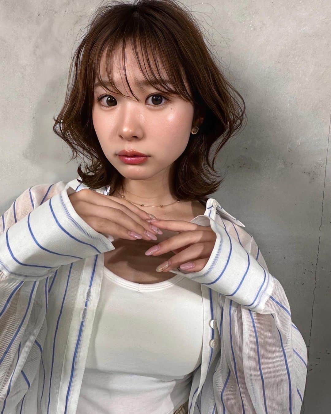 よしかわはるなのインスタグラム：「. . あざとヘア🪼🤍 . この長さでも楽しめるの嬉しい〜❕ 魔法かけてくれてありがとうございました🧞‍♂️ @veil__naruoka  . . . #サロンモデル #サロモ #東京 #表参道美容室 #原宿美容室 #渋谷美容室 #名古屋サロモ #ボブ #ボブアレンジ #透明感カラー #くびれヘア」