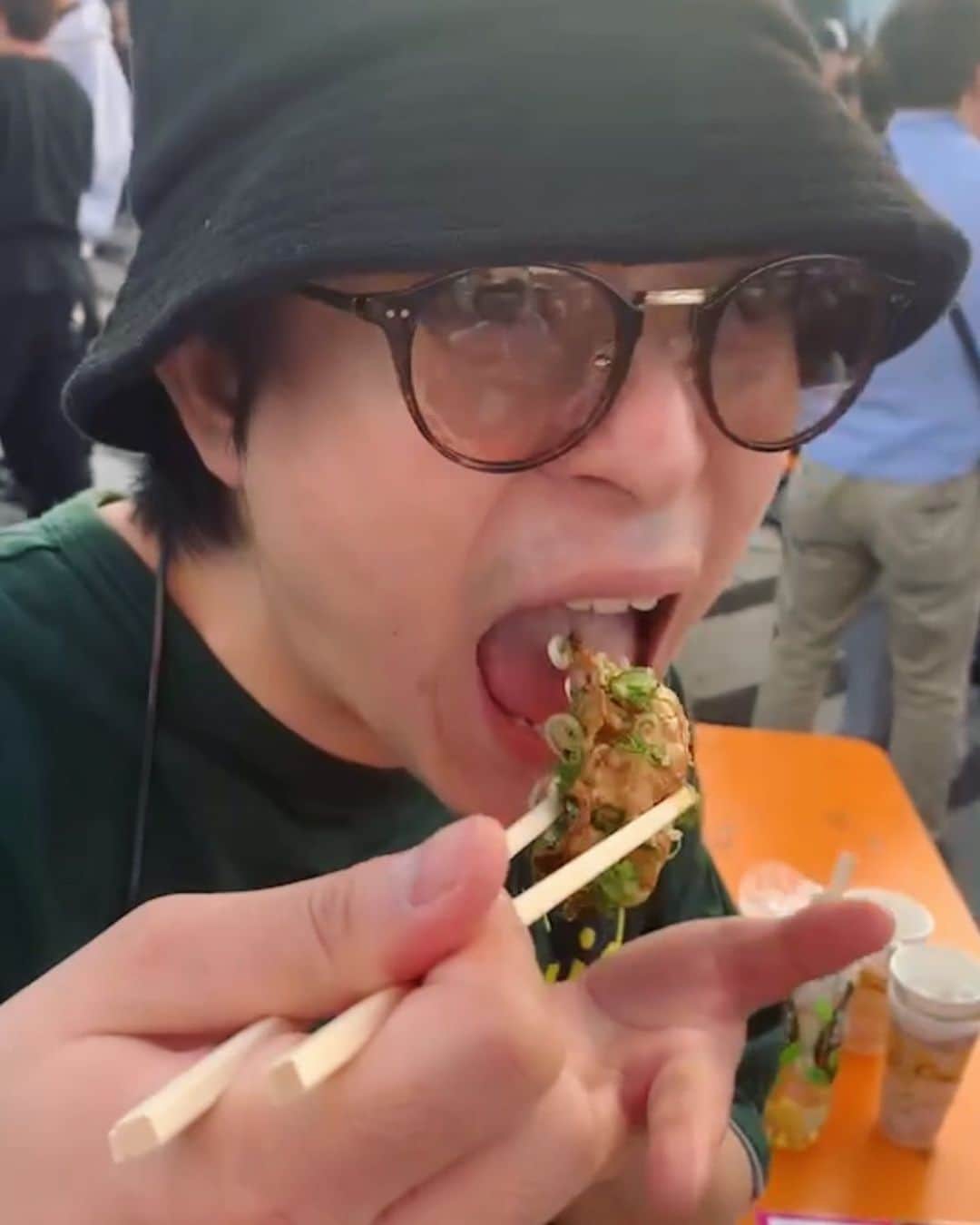 のインスタグラム：「すごい顔して食べてる🥟」