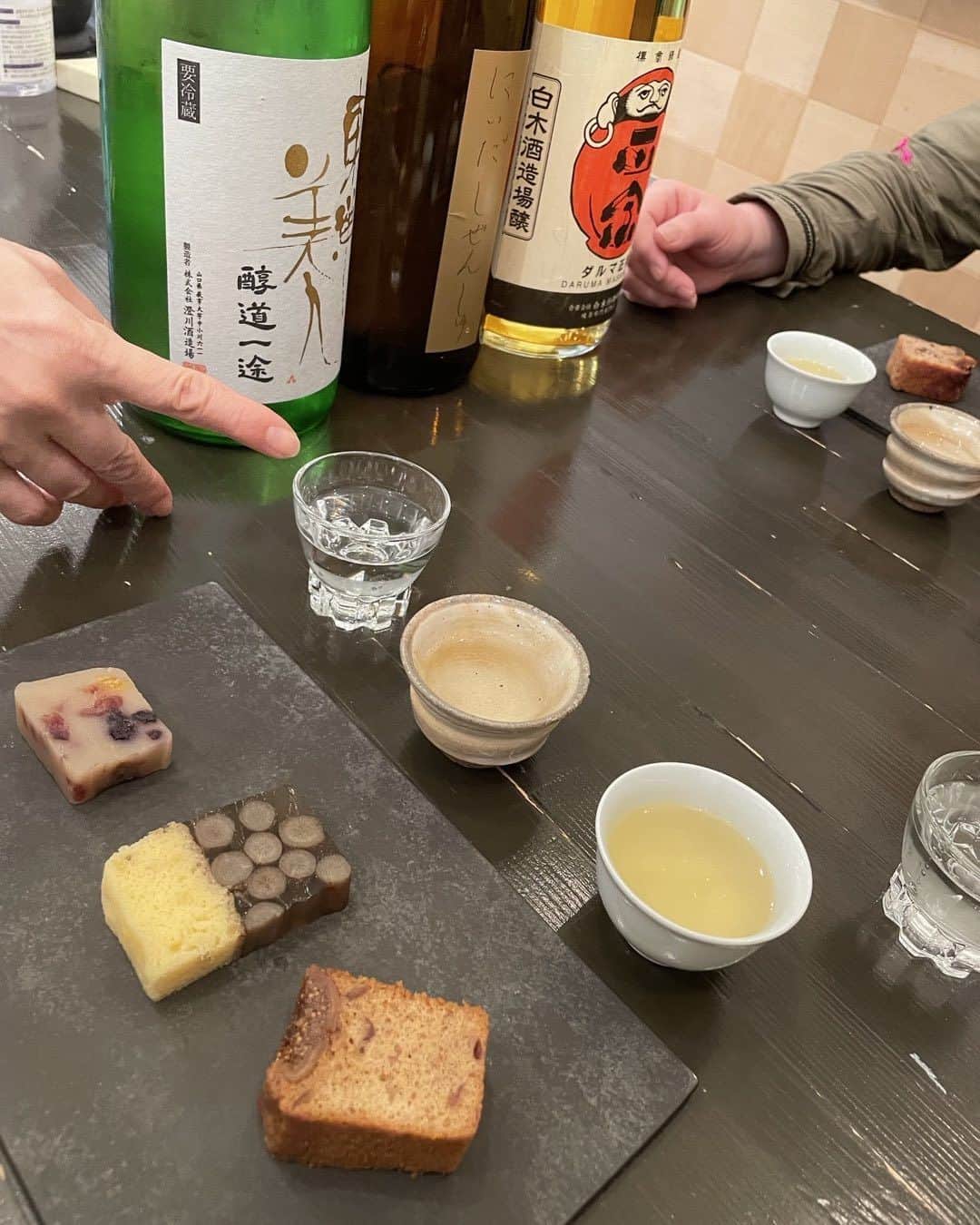 森田繁のインスタグラム：「ゴールデンウイークのラストは、日本酒と和菓子のマリアージュで。 酒、菓子ともに未体験の美味しさで大満足。」