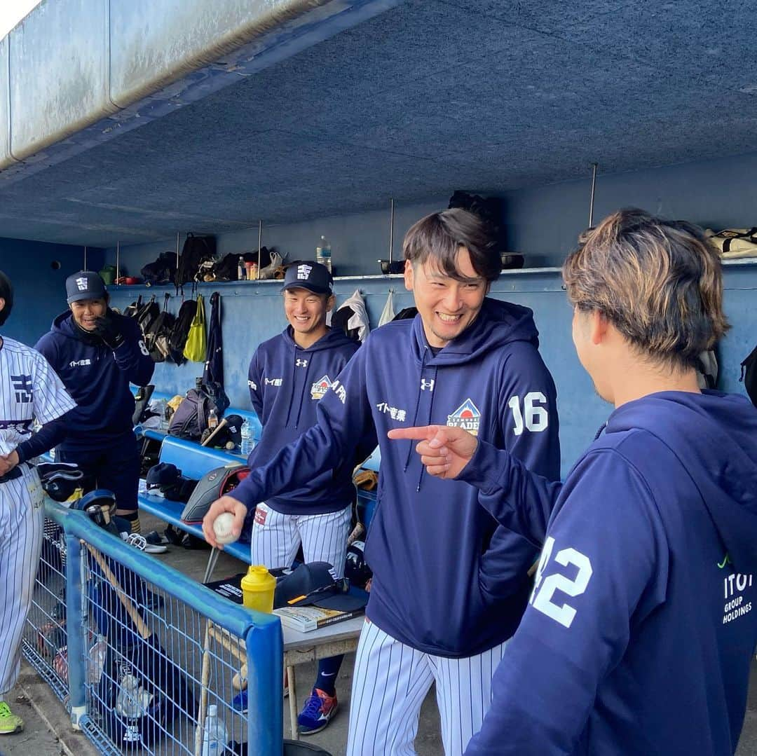 五十幡裕介さんのインスタグラム写真 - (五十幡裕介Instagram)「今日は、朝早くに札幌を出発し、 道北・士別まで取材に行ってきました⚾️ ファイターズでプレーし、 今年から北海道フロンティアリーグの KAMIKAWA士別サムライブレイズで新たな道を歩み始めた 中村勝監督と✌️ 初陣で見事初勝利を飾りました✨  試合だけではなく、中村勝監督の日常にも密着📹 後日の「イチオシ!!」で放送するので、 またお知らせさせて下さい！  初勝利、本当におめでとう😊 ユニフォーム姿でのピッチングを久しぶりに生で観られて、 同い年として本当に嬉しかった！！！  #北海道フロンティアリーグ #HFL #野球 #独立リーグ #中村勝監督 #KAMIKAWA士別サムライブレイズ #初勝利 #おめでとう！ #監督 良い笑顔 #士別 #ふどう球場 #目標 1000人超え #おめでとうございます！ #ファイターズ 時代にお世話になった #同学年 #中村勝 #高梨裕稔 #白村明弘 #岡大海 #公文克彦 #北海道 からずっと #応援 しています！ #さぁ #原稿 #編集 頑張るぞー #HTB #アナウンサー #五十幡裕介 #ディレクター」5月7日 22時10分 - htb_isohatayusuke