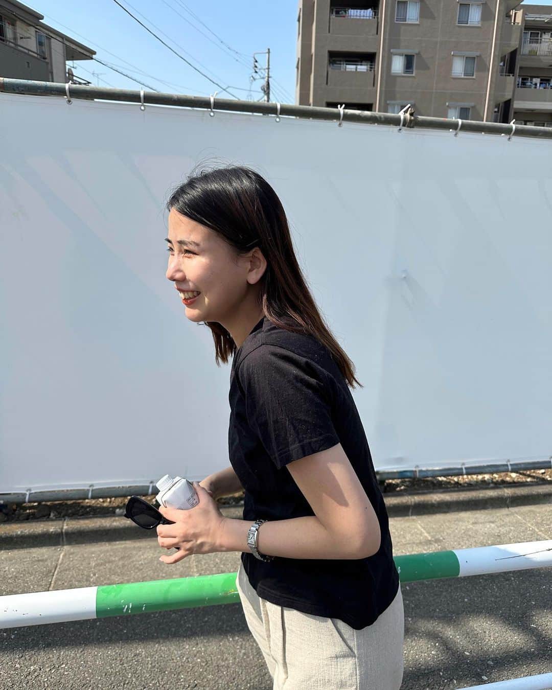 古屋美咲のインスタグラム：「長期休みほどゆるゆるぐだぐだ過ごすから GWはゆっくり出来て良かった🌿  天気が良い日が多かったから 溜まった洗濯が出来て良かったな🖐🏻  tops,pants: @el_jeanasis  (商品名:Manish Wide Pants) shoes: ？ . . . #el_jeanasis#ジーナシス#jeanasis#黒Tシャツ#Tシャツコーデ#ｔシャツ#モノトーンコーデ#麻#無地tシャツ#ビーサン#ビーサンコーデ#シンプルスタイル#サングラス#きれいめカジュアル#大人カジュアル#大人コーデ#夏コーデ#夏服コーデ#カジュアルファッション#ラフスタイル#ラフコーデ#Tシャツ#サンダルコーデ#サンダル#サンダル女子」