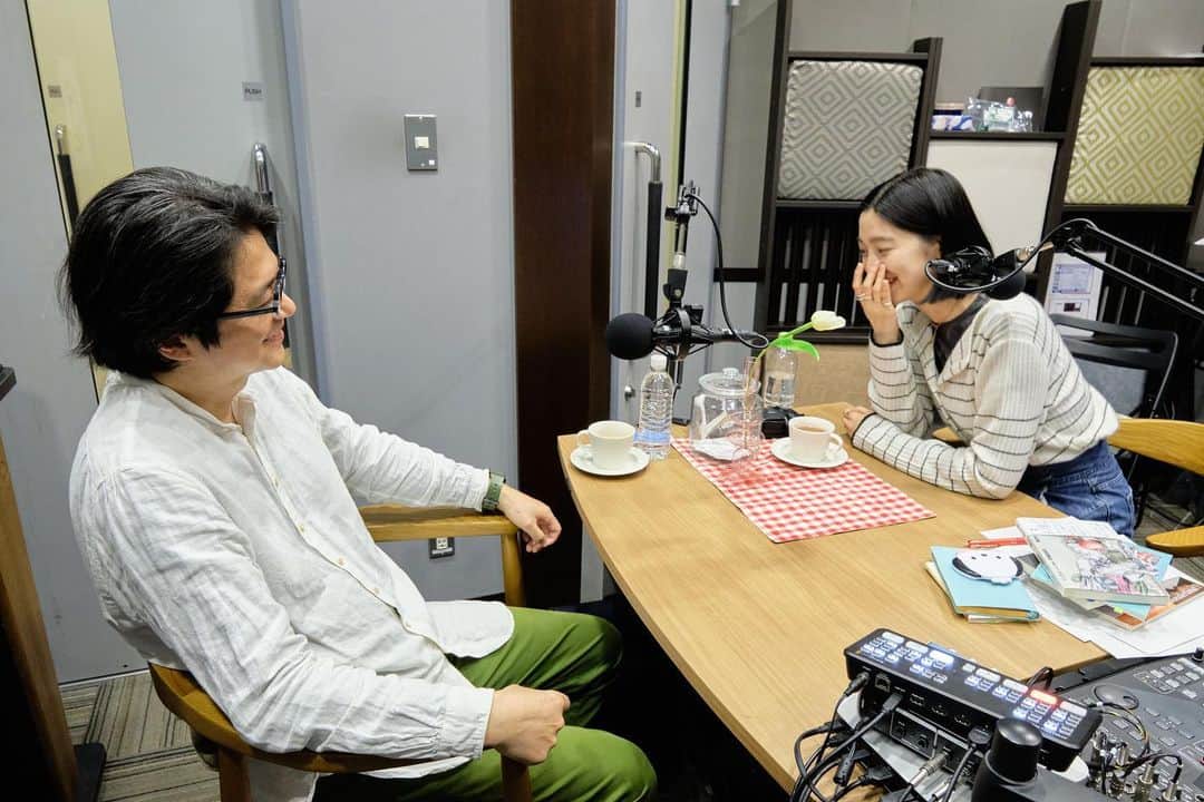 小谷実由のインスタグラム：「#おみゆの好き蒐集倶楽部 今回も5/4にJ-WAVEで放送されたラジオエディッド版に引き続き、歌人の穂村弘さんがゲストにいらしてくれました🍩  今回は穂村さんの好きなものについてお話を伺っています。穂村さん、素敵なあるコレクションを沢山持ってきてくれました📜そこには私が以前お渡ししたあのシールまで、、！🐈感無量です  穂村さんが好きなものを集めている理由を伺って、より一層私も好きなものをどんどん集めていこうと気合が入ってしまったのでした、、🔥何かを集めることは自分が体験できなかったものへの想像がより鮮明になる方法にもなるのですね💝  @omiyuno_sukiclub  📷 @leo_arimoto」