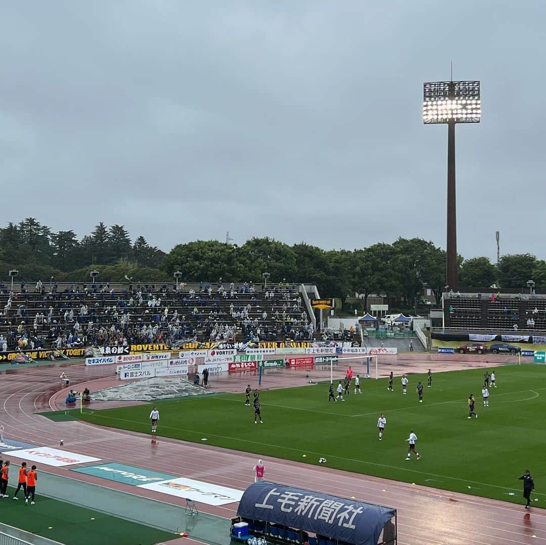 のインスタグラム：「⚽️ 群馬 2-1 山口 +3💪  先制点→同点にされる→勝ち越しで、ザスパにとってJ2ホーム通算100勝目という記念の勝利をゲットしました✨ ここまでのクラブの歴史が繋いだ記録！！  今節は、まさに「ワンチャンスをものにする」を体現するかのような、ツーチャンスをものにした2つのゴールでした。 正直、昨シーズンまでだったら、この流れは同点にされた時点で良くて勝ち点1、もしかしたら逆転負け…が、頭をよぎっていましたが、今年のザスパは勝つ自信とチカラと気持ちがあると思っています。 嬉しい勝利でした！  帰り道に、車の時計の9:32時間をちょうど見てなんだかラッキーと思ったことと、とりあえず今日の選手サイン会の参加メンバーのお2人が豪華だったことを補足しておきます。笑  #ザスパクサツ群馬  #レノファ山口  #J2 #Jリーグ #Jリーグ観戦 #スポーツ観戦 #取材」