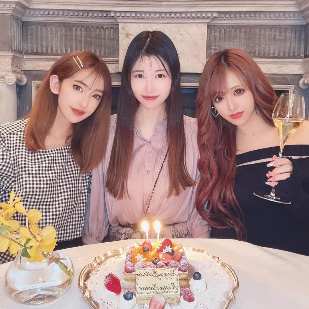 清水彩子のインスタグラム：「大好きな2人とお誕生日会🎂❤️ もう10年以上の付き合い❤️  2人と話してると時間があっという間✨沢山笑った癒しの時間❤️  2人からのプレゼント🎁大切に使います✨  #大好きな2人 #全員4月生まれ #HPB #🎂」