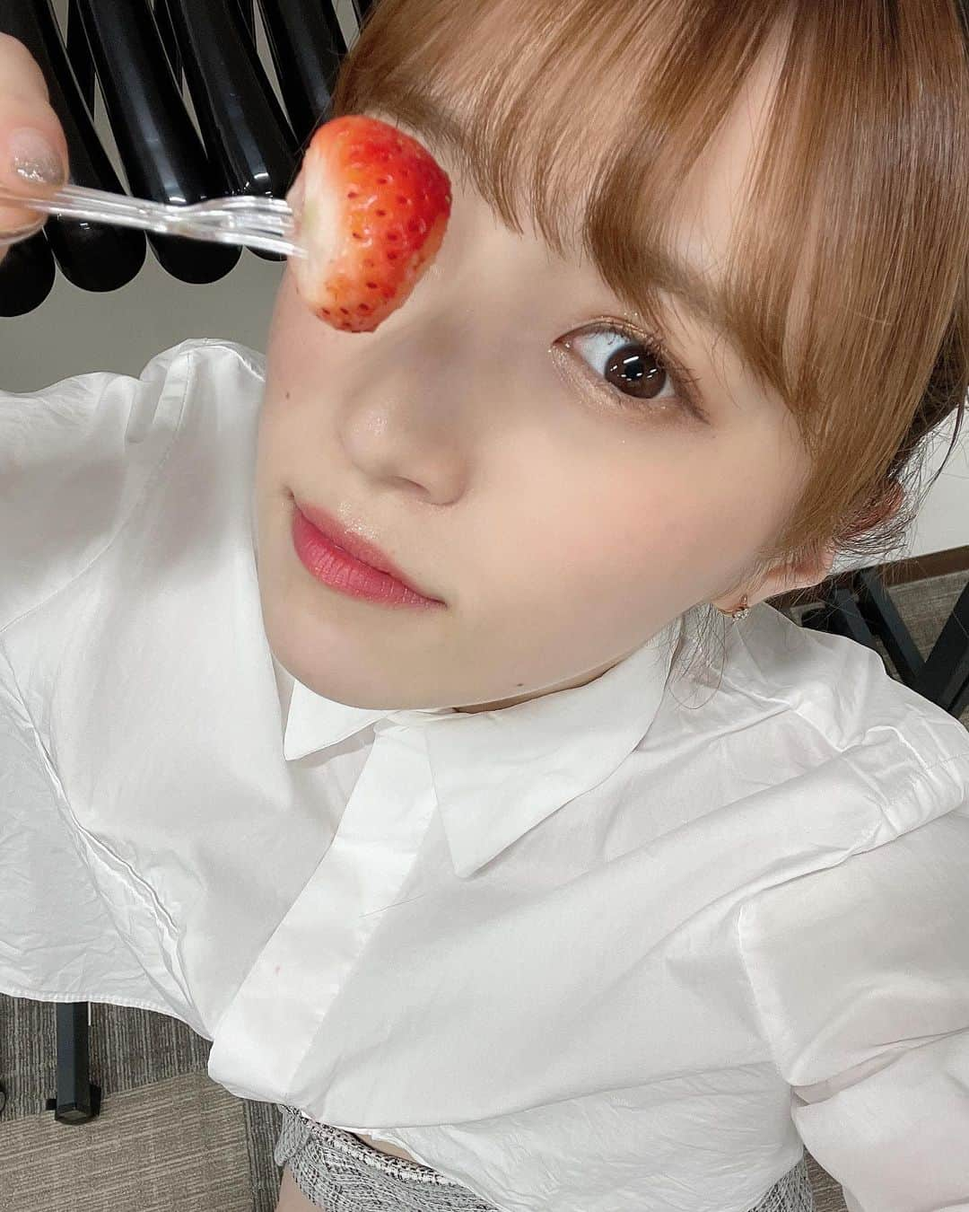 坂本 愛玲菜さんのインスタグラム写真 - (坂本 愛玲菜Instagram)「ZARAのお気に入り真っ白シャツに果汁こぼしちゃった🍓 #どんまい」5月7日 22時14分 - erena_hkt48