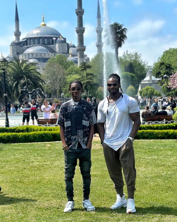Ulissesworldさんのインスタグラム写真 - (UlissesworldInstagram)「Istanbul 🇹🇷❤️ What you saying 🔥 Experiencing this amazing country with my young prince 🤴🏾 ❤️  #istanbul🇹🇷 #ulissesworld #turkey #bluemosque #family」5月7日 22時15分 - ulissesworld