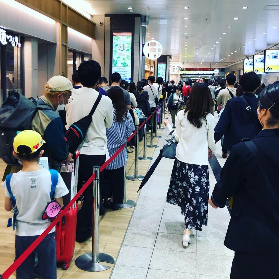 水谷さるころのインスタグラム：「早めに新大阪駅に着いたねーなどと言っていたのですが、蓬莱551が鬼のような行列。駅に5店舗あるのに、全部30分待ち…。恐ろしい…GWの新大阪…。お土産買って、551ゲットして液便買って新幹線乗って東京へ。無茶苦茶遊んだー！　疲れた！　合宿か？　ってくらい遊んだ…。　#2023GW大阪」