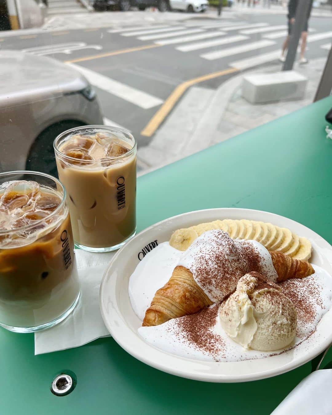 ヒロタナギサのインスタグラム：「_  韓国に行ったら絶対行ってくださいのカフェ☕️♡ @ouvert_seoul   このクロワッサン革命的🥐  #nagisatrip  #ouvertseoul #韓国カフェ #韓国グルメ」