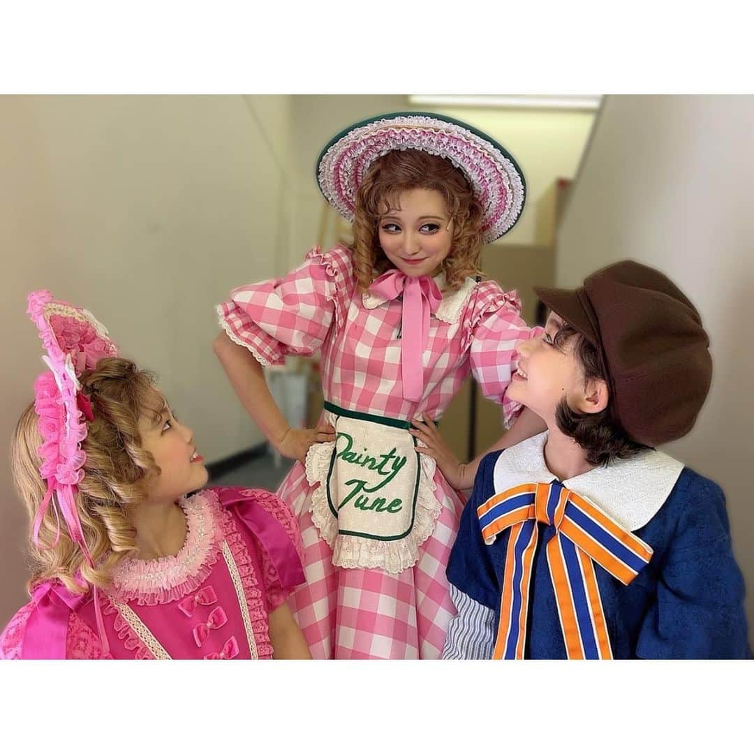 熊谷彩春さんのインスタグラム写真 - (熊谷彩春Instagram)「ミュージカル『GYPSY』 大阪千穐楽、無事に終演しました🌹 熱気あふれる大阪公演、毎日とても楽しくて刺激的でした！ ご観劇いただき、ありがとうございました！ 　 そしてチームレッドの子役の皆は、今日が大千穐楽でした㊗️ 　 いつもキラキラの笑顔とキラキラのパフォーマンスをありがとう🤍 　 写真は、ベイビールイーズみうちゃん＆ベイビージューンせいらちゃんと「決めポーズごっこ」中の一コマ📸笑 ルリちゃんカメラマンが撮ってくれました💕 　 またいつか会おうね！ アビアント💞 　 そして、来週は愛知公演です！ 刈谷市総合文化センターアイリスホール。今年一月の「東京ラブストーリー」以来です☺️ 　 皆様にお会いできるのを楽しみにしています！ 　 #ミュージカルGYPSY #大阪公演 #森ノ宮ピロティホール #レッドチーム　#大千穐楽 #久住星空 ちゃん #大久保実生 ちゃん #古閑暁奈 ちゃん #前田晴秋 くん #占部智輝 くん #鳴海竜明 くん #立花優愛 くん」5月7日 22時24分 - iroha_kumagai