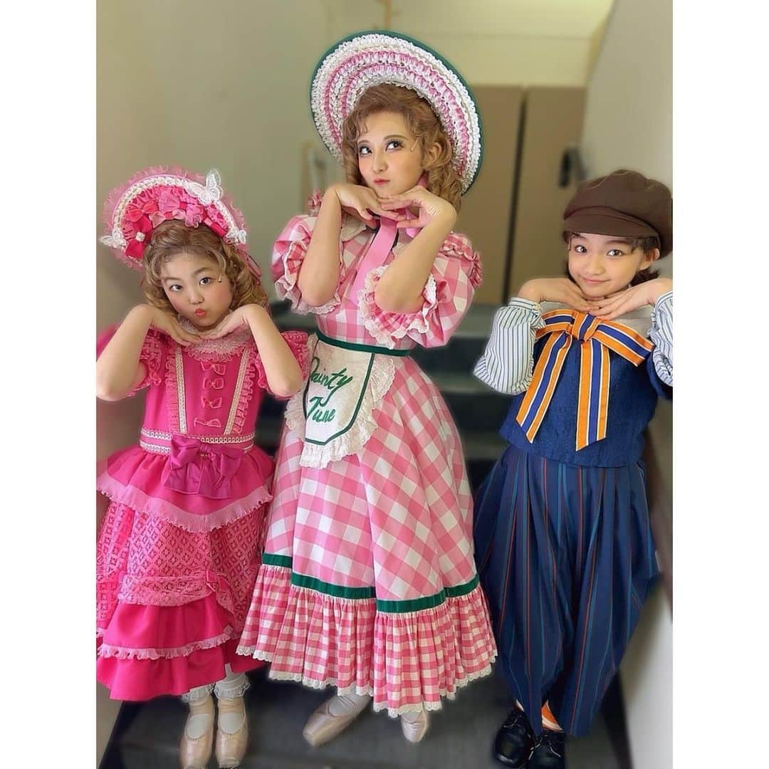 熊谷彩春さんのインスタグラム写真 - (熊谷彩春Instagram)「ミュージカル『GYPSY』 大阪千穐楽、無事に終演しました🌹 熱気あふれる大阪公演、毎日とても楽しくて刺激的でした！ ご観劇いただき、ありがとうございました！ 　 そしてチームレッドの子役の皆は、今日が大千穐楽でした㊗️ 　 いつもキラキラの笑顔とキラキラのパフォーマンスをありがとう🤍 　 写真は、ベイビールイーズみうちゃん＆ベイビージューンせいらちゃんと「決めポーズごっこ」中の一コマ📸笑 ルリちゃんカメラマンが撮ってくれました💕 　 またいつか会おうね！ アビアント💞 　 そして、来週は愛知公演です！ 刈谷市総合文化センターアイリスホール。今年一月の「東京ラブストーリー」以来です☺️ 　 皆様にお会いできるのを楽しみにしています！ 　 #ミュージカルGYPSY #大阪公演 #森ノ宮ピロティホール #レッドチーム　#大千穐楽 #久住星空 ちゃん #大久保実生 ちゃん #古閑暁奈 ちゃん #前田晴秋 くん #占部智輝 くん #鳴海竜明 くん #立花優愛 くん」5月7日 22時24分 - iroha_kumagai