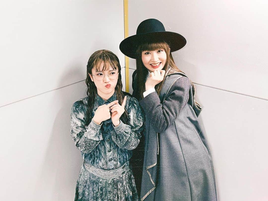 美山加恋のインスタグラム：「レイブンクローの美人教師と並ばされて不服なマートル🚽 . . . . 今週もありがとうございました‼︎ マートル、ラストまであと22回。  #舞台ハリポタ #呪いの子 #harrypotter #cursedchild  #車内販売魔女」