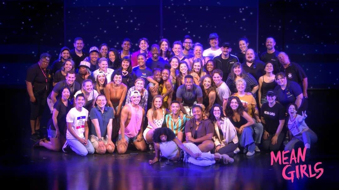 のインスタグラム：「It takes a village. Let’s do this 🙏🏻💗  #meangirls #meangirlsbroadway #meangirlsmusical #meangirlstour」