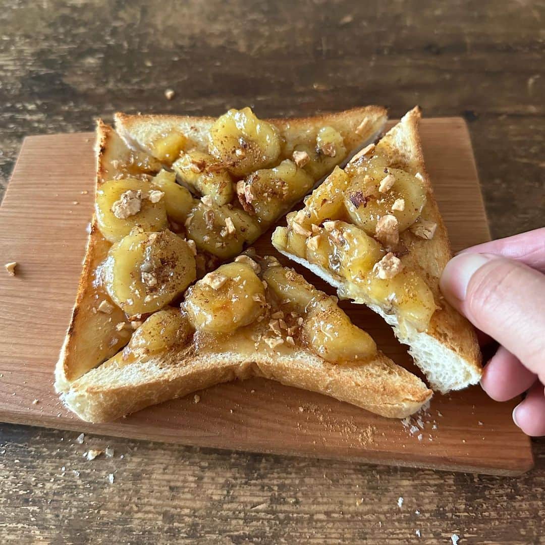 のインスタグラム：「キャラメルバナナ乗せトースト Caramelized banana toast #yummy #homemade #healthy #toast #caramel #caramelized #banana #caramelizedbanana #おいしい #トースト #トーストアレンジ #バナナ #キャラメル #マカロニメイト #フーディーテーブル #手作り  砂糖大3、水大1、バナナ1本、バターひとかけら大1/2〜 食パン、アーモンド、シナモンなど 3 tbsp sugar, 1 tbsp water, 1 banana and 1/2~ tbsp butter Bread, almonds and cinnamon…」