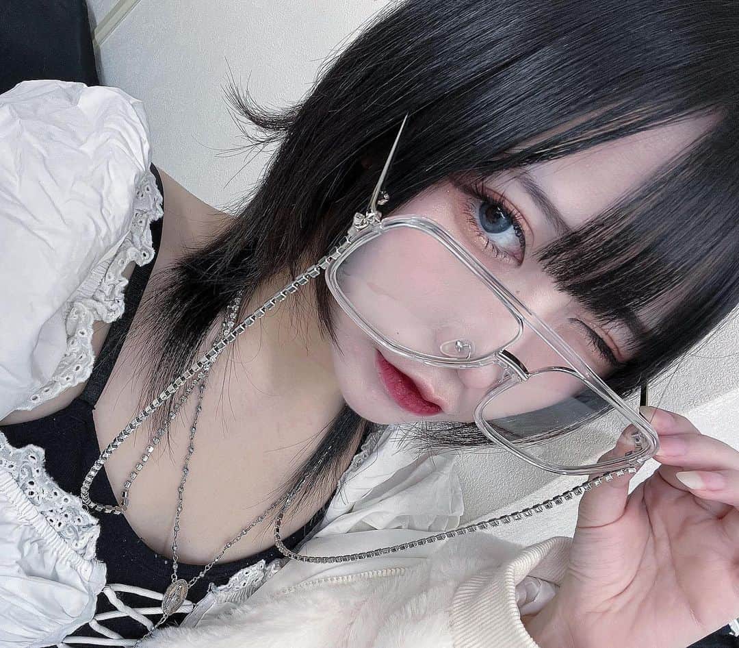 ねおきまこのインスタグラム：「なに？」