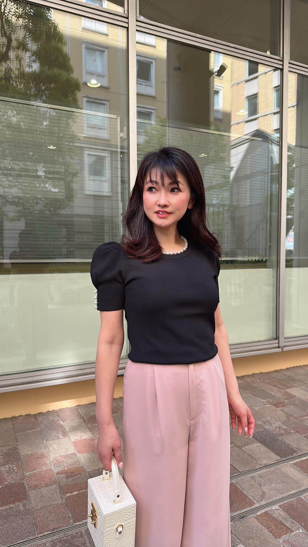Maya Shiraiのインスタグラム：「Live配信にてお話ししてくださり ありがとうございました😊❤️  POP UP shopの事 お問い合わせの多いアイテム 女子トーク💕 のお話しさせて頂き楽しかったです🥰  着用してるトップスは 5/9(火)お昼の12時より販売予定✨  スカートは リボン柄Iラインスカート バニラ」