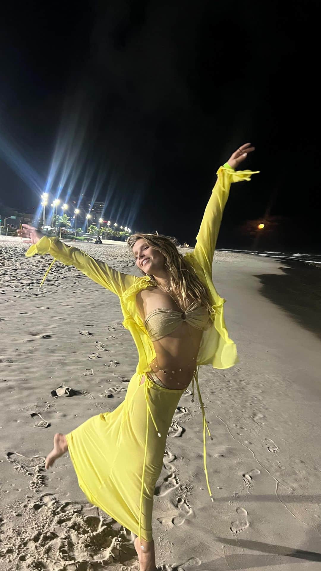 イザベラ・サントーニのインスタグラム：「quando você ganha a lua mais especial do ano no dia do seu aniversário 🥹」