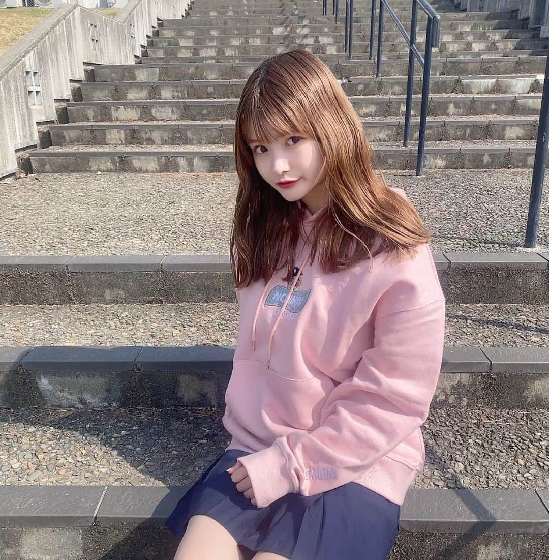 渡邉歩咲のインスタグラム：「イベントありがとうございました!!🙇‍♀️✨ ・ ・ ・ #noycommon #制服コーデ #ピンクパーカー #くまパーカー #ショールーム#階段#韓国ファッション #韓国コーデ #オルチャンコーデ #カジュアルスタイル」