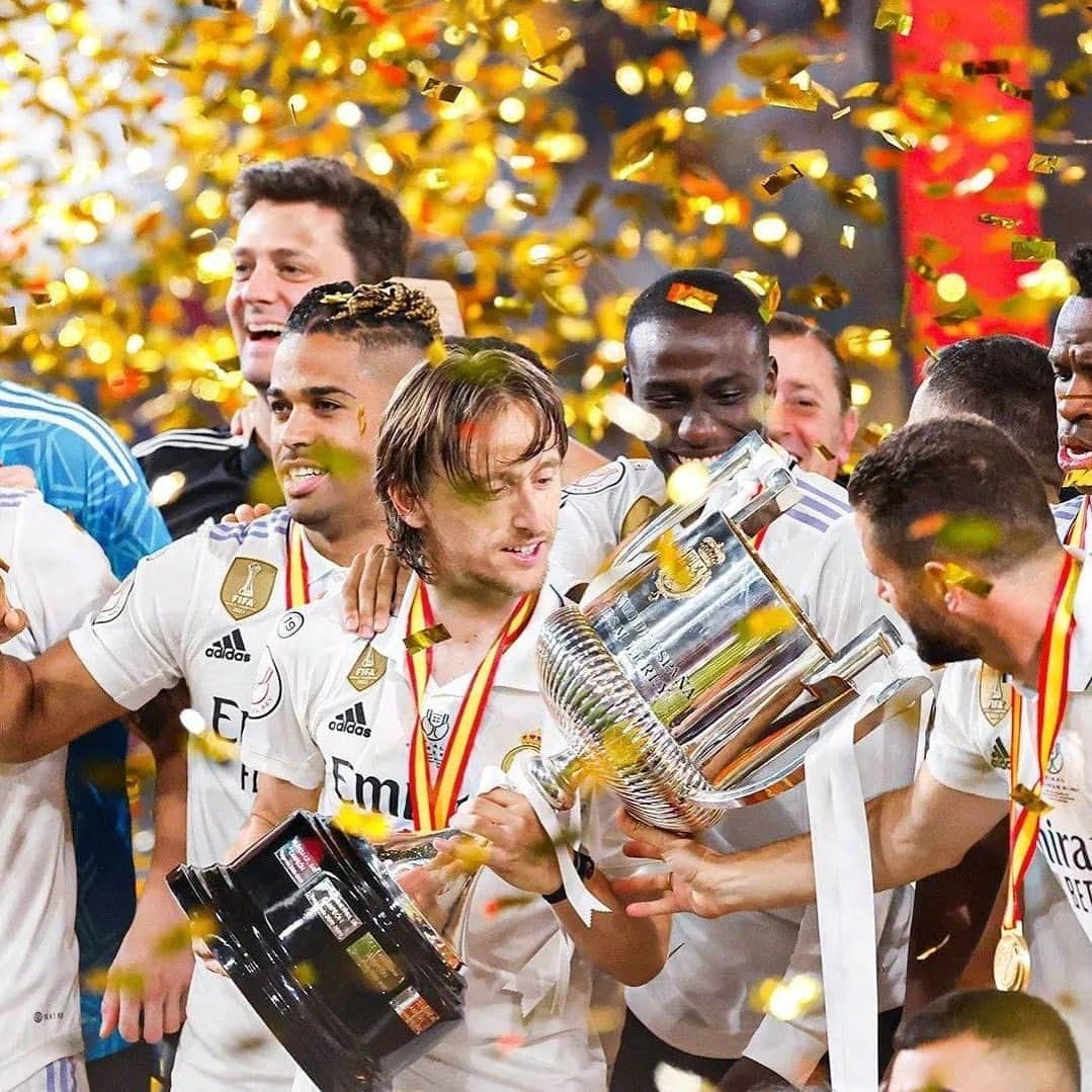 ルカ・モドリッチのインスタグラム：「CAMPEONES!! 🏆💪🏻🙏🏻 Contentos pero sin mucho tiempo para celebrar. Nos vemos el martes en el Bernabéu! #HalaMadrid」