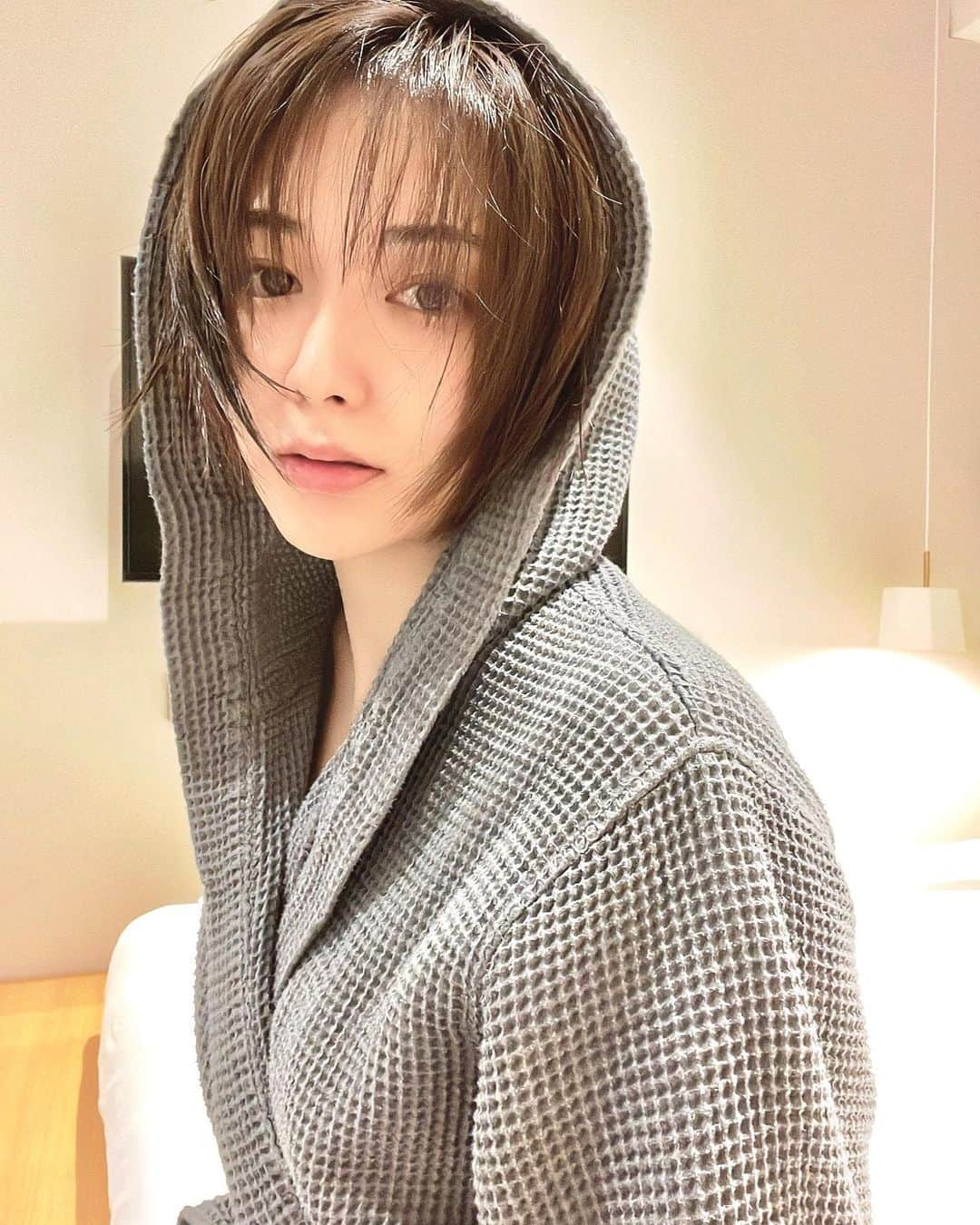 井咲アキさんのインスタグラム写真 - (井咲アキInstagram)「💆🏻‍♀️✨  "保湿はたっぷりしたほうがいい"とか、 "保湿をしすぎると機能が低下するから 必要以上にしないほうがいい"☜(いわゆる肌断食)とか、  世の中いろんな情報があって、いろいろ試してきたけど、 結局保湿が大事だなと気づいてからは、パックが日課🫶  私は皮脂分泌多くてニキビができやすいのに、 乾燥肌でもあるからオイルでの保湿は最小限にして、 基本は化粧水とパックのような美容液系で、 水分保湿をすることを心がけてる🫶  本当に乾燥は天敵！！！ 保湿を心がけると毛穴も目立たなくなるし、 キメの細かいうる艶肌になれるよ！🫶  #Abib#mediheal#facemask#beauty#moisturizing #アビブ#メディヒール#フェイスパック #フェイスマスク#フェイスパックマニア #乾燥は天敵#保湿大事#保湿#保湿ケア#毛穴レス #うる艶肌#艶肌#もちもち肌#肌荒れ改善」5月7日 22時38分 - ak.i__o0