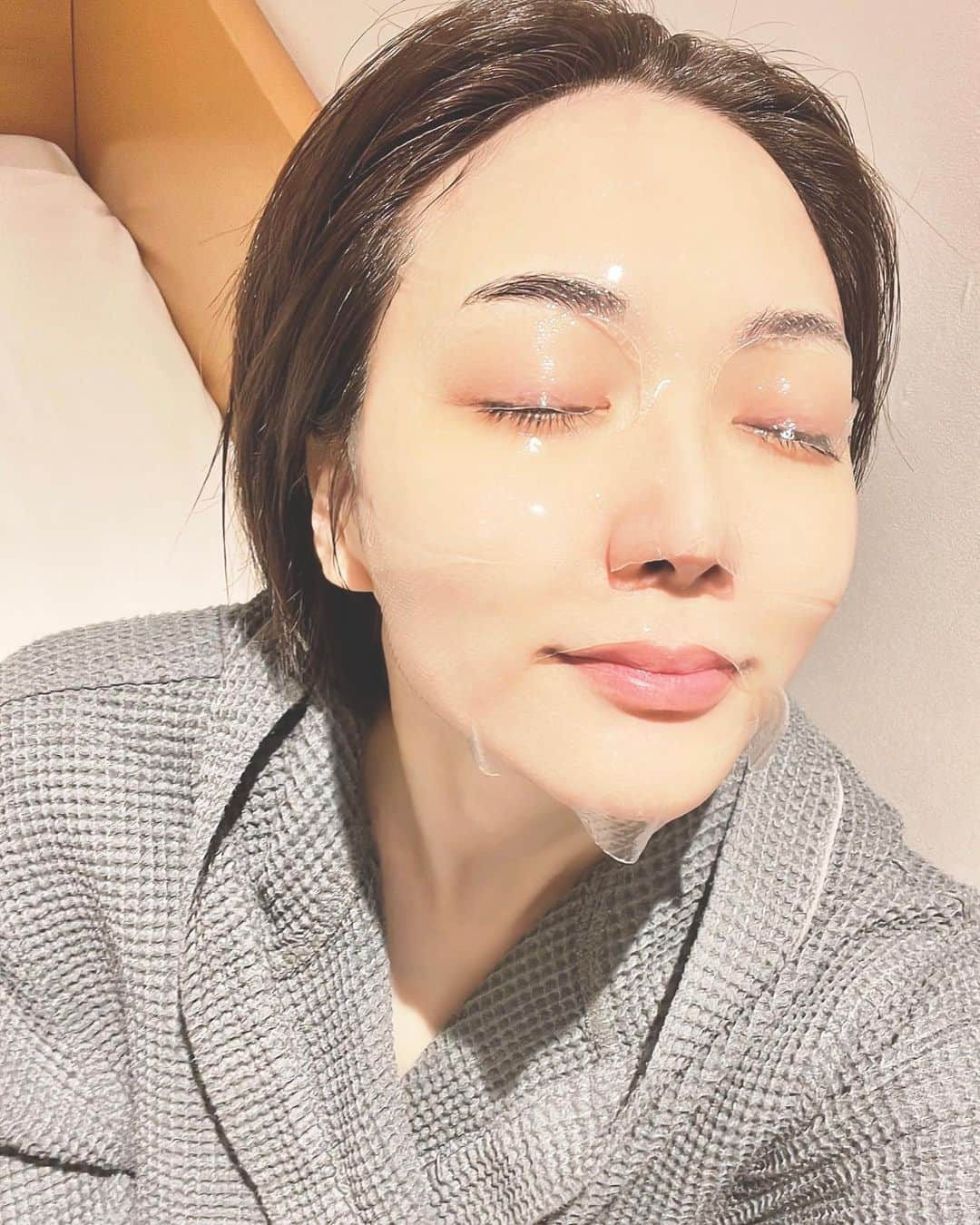 井咲アキのインスタグラム：「💆🏻‍♀️✨  "保湿はたっぷりしたほうがいい"とか、 "保湿をしすぎると機能が低下するから 必要以上にしないほうがいい"☜(いわゆる肌断食)とか、  世の中いろんな情報があって、いろいろ試してきたけど、 結局保湿が大事だなと気づいてからは、パックが日課🫶  私は皮脂分泌多くてニキビができやすいのに、 乾燥肌でもあるからオイルでの保湿は最小限にして、 基本は化粧水とパックのような美容液系で、 水分保湿をすることを心がけてる🫶  本当に乾燥は天敵！！！ 保湿を心がけると毛穴も目立たなくなるし、 キメの細かいうる艶肌になれるよ！🫶  #Abib#mediheal#facemask#beauty#moisturizing #アビブ#メディヒール#フェイスパック #フェイスマスク#フェイスパックマニア #乾燥は天敵#保湿大事#保湿#保湿ケア#毛穴レス #うる艶肌#艶肌#もちもち肌#肌荒れ改善」