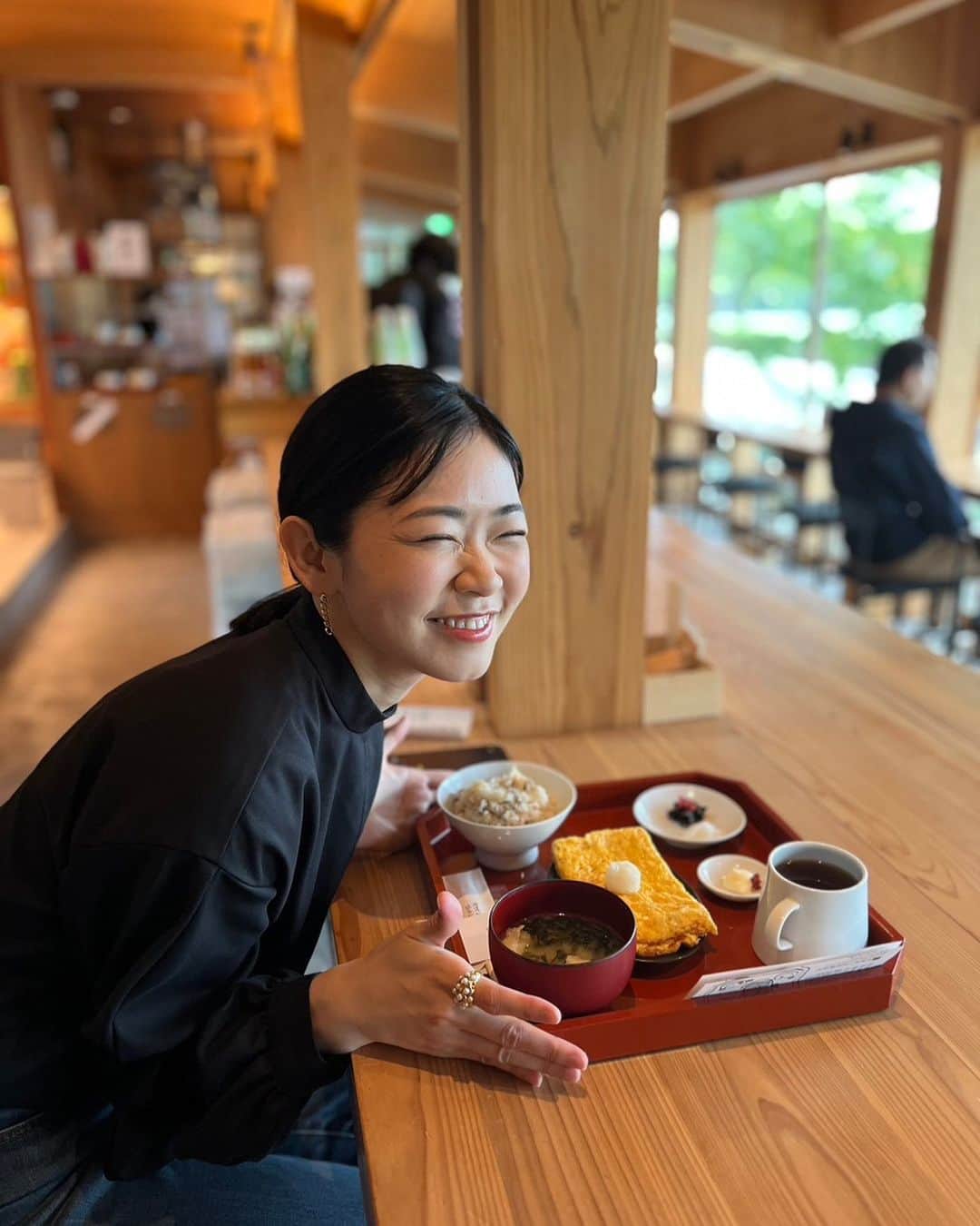 西川可奈子のインスタグラム：「家でもよくだし巻き玉子を作りますが、 外で食べるだし巻き玉子の定食も最高ですね。 見た目でホッとします。」