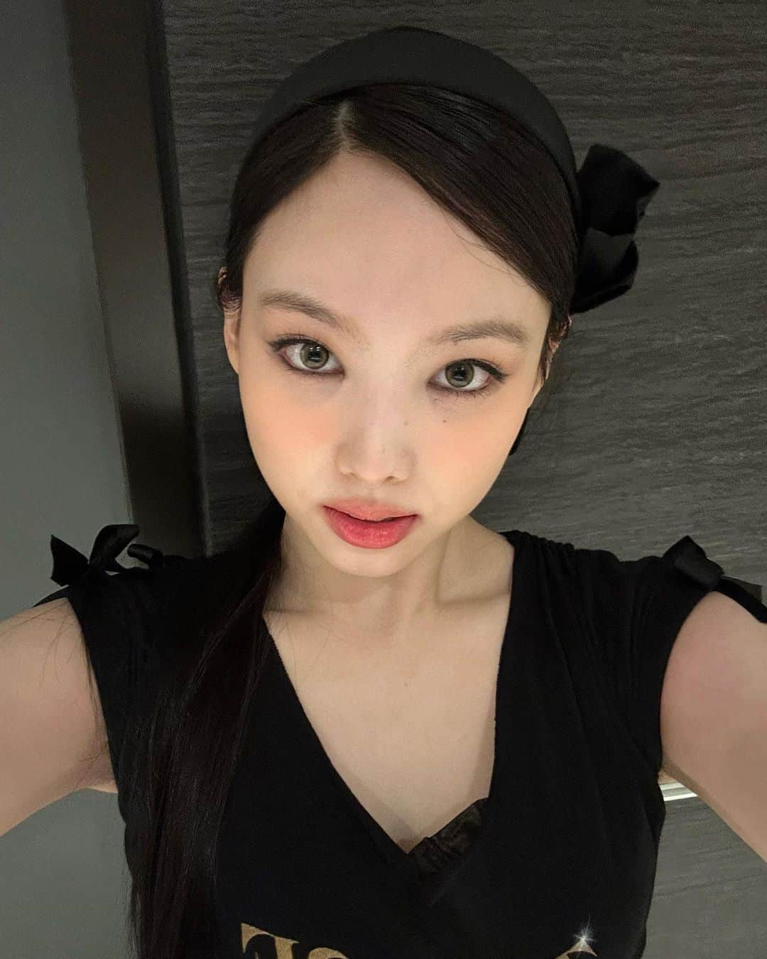 ナヨンのインスタグラム：「오늘 내 스모키 메컵 어땡🖤」