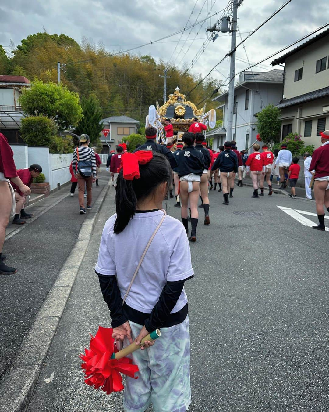 山内智恵のインスタグラム：「#国恩祭2023  5月5日は楽しみにしてた 国恩祭でした❗️  迫力の3台練り、7台練り スクロール後半 動画があるのでみてくださいね  小さな頃から 育った地域の文化継承に 触れることができるって 素晴らしいですよね✨  この辺りに引っ越しするときに "お祭りがあるからやめときー" って会社のひとらに言われたと パパが心配しとって  私は一言 "お祭りがあるから ええんじゃが❗️" と一言で払拭した記憶がある  人は平穏で変わりなく 無駄のない生活を好む傾向があるけど、私は人生の中で経験できることは進んで経験したい  どんなに大変なことでも その方が絶対人生楽しい☺️  そういう親や大人の背中を 子供たちにみせていけたら 嬉しいです❤️  #お祭り好きな人と繋がりたい  #お祭りヘア  🐥 🐥 🐥 ママのプライベート アカウント @chieyamauchi   #山内智恵#mama #mamagirl  #子育て」